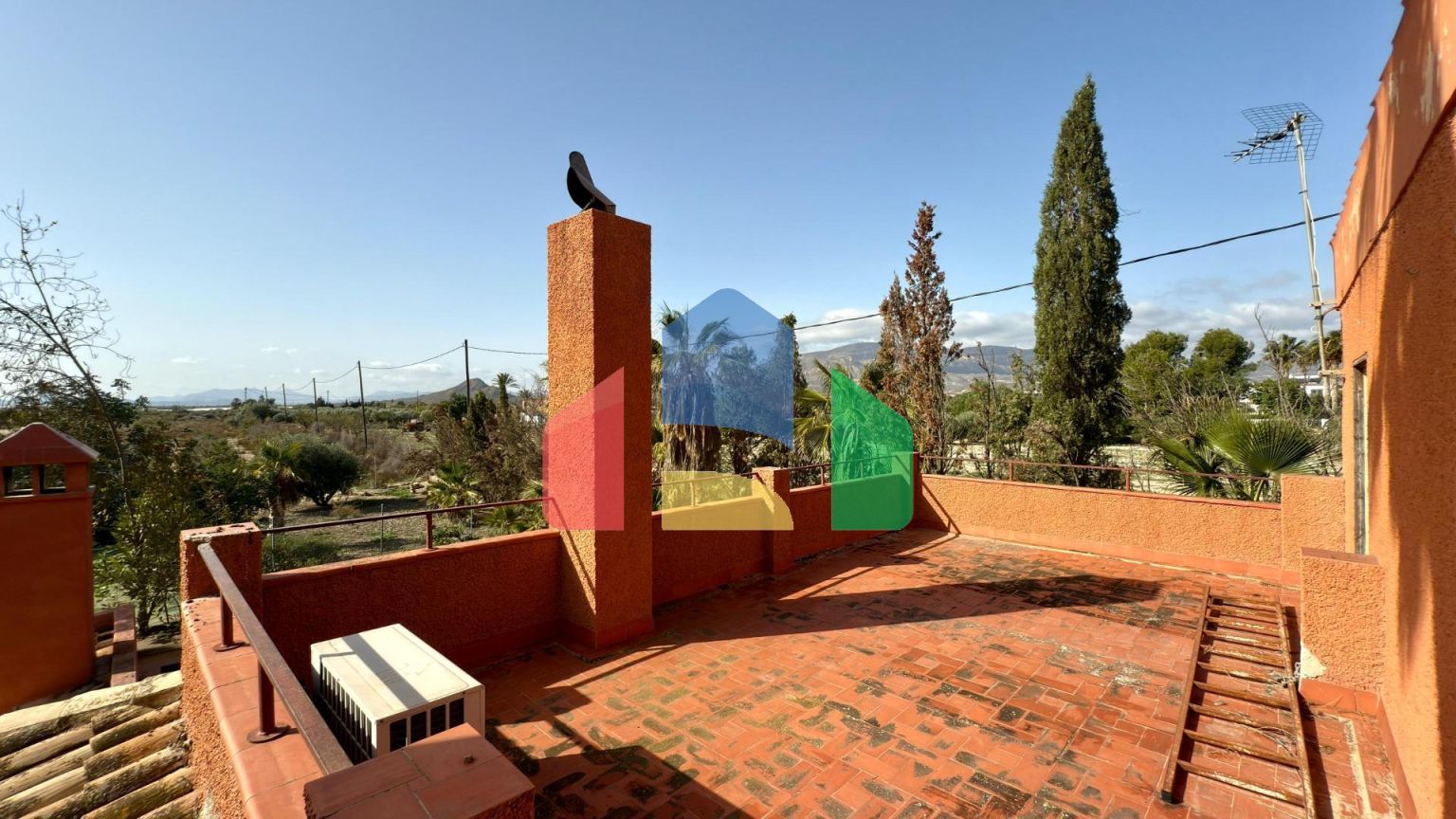 Великолепная вилла с сельскохозяйственным участком площадью 30 000 м и туристической лицензией.