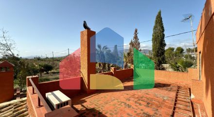 Великолепная вилла с сельскохозяйственным участком площадью 30 000 м и туристической лицензией.