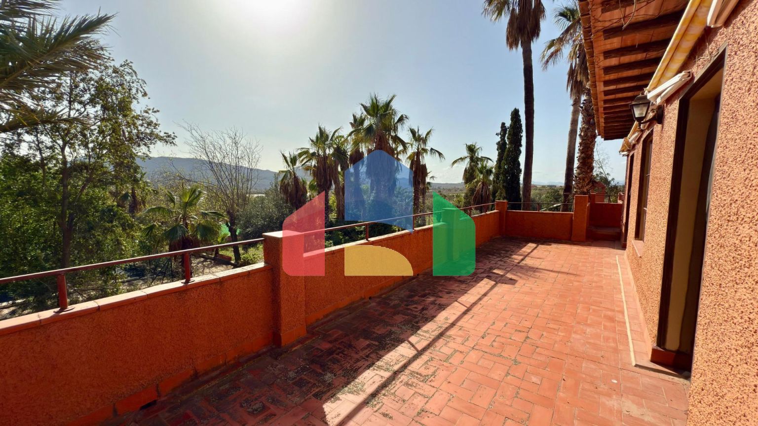 Великолепная вилла с сельскохозяйственным участком площадью 30 000 м и туристической лицензией.