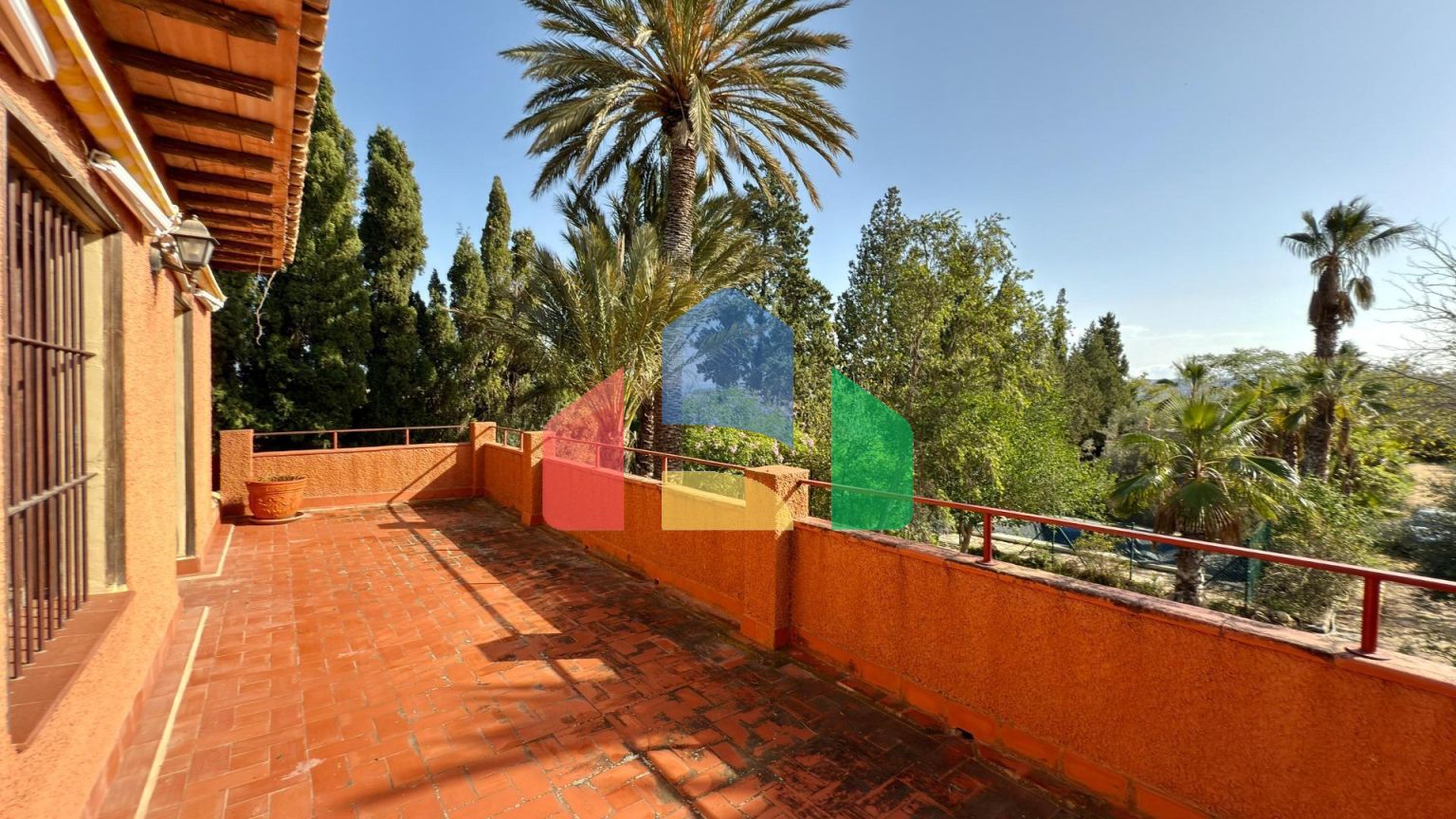 Великолепная вилла с сельскохозяйственным участком площадью 30 000 м и туристической лицензией.