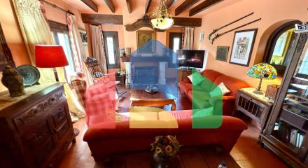 Великолепная вилла с сельскохозяйственным участком площадью 30 000 м и туристической лицензией.