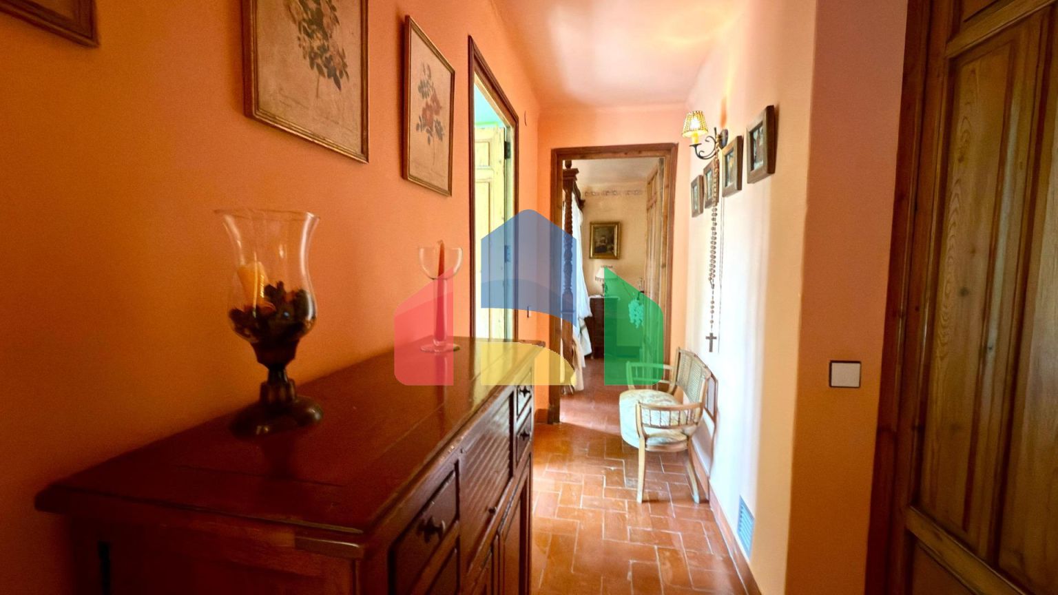 Великолепная вилла с сельскохозяйственным участком площадью 30 000 м и туристической лицензией.