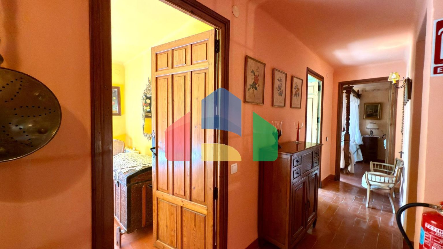 Великолепная вилла с сельскохозяйственным участком площадью 30 000 м и туристической лицензией.