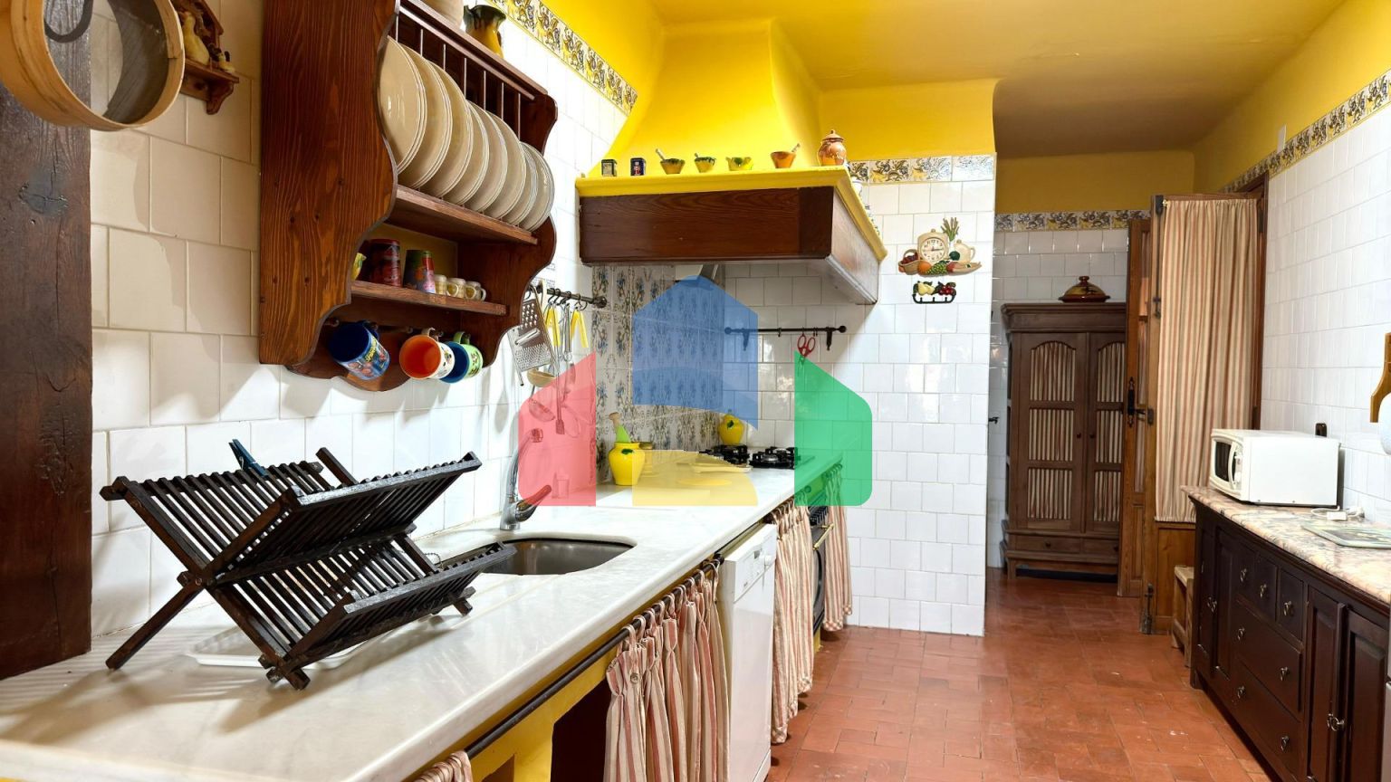 Великолепная вилла с сельскохозяйственным участком площадью 30 000 м и туристической лицензией.