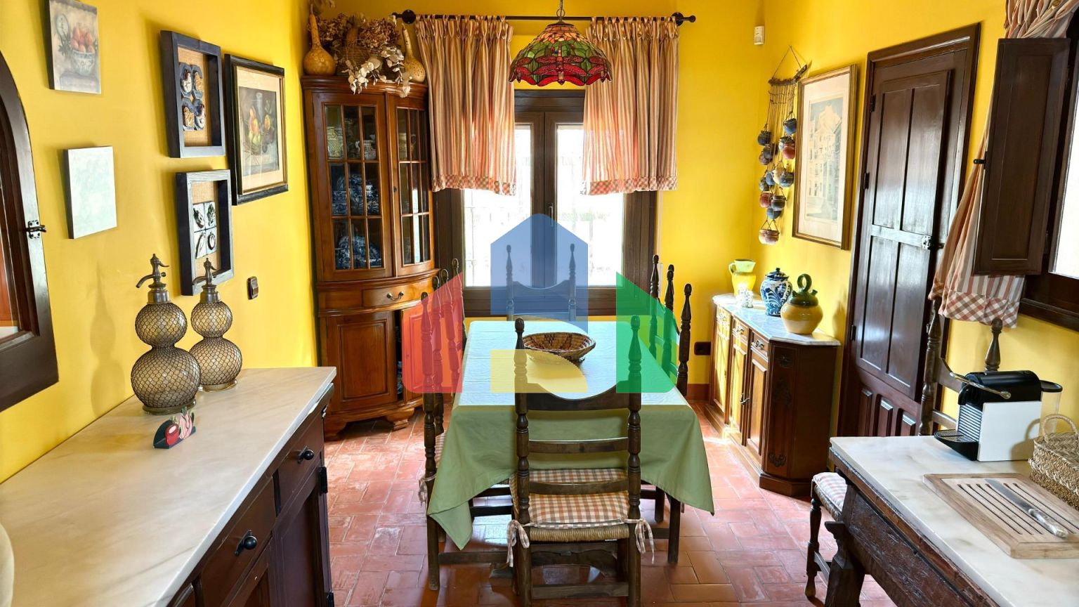 Великолепная вилла с сельскохозяйственным участком площадью 30 000 м и туристической лицензией.