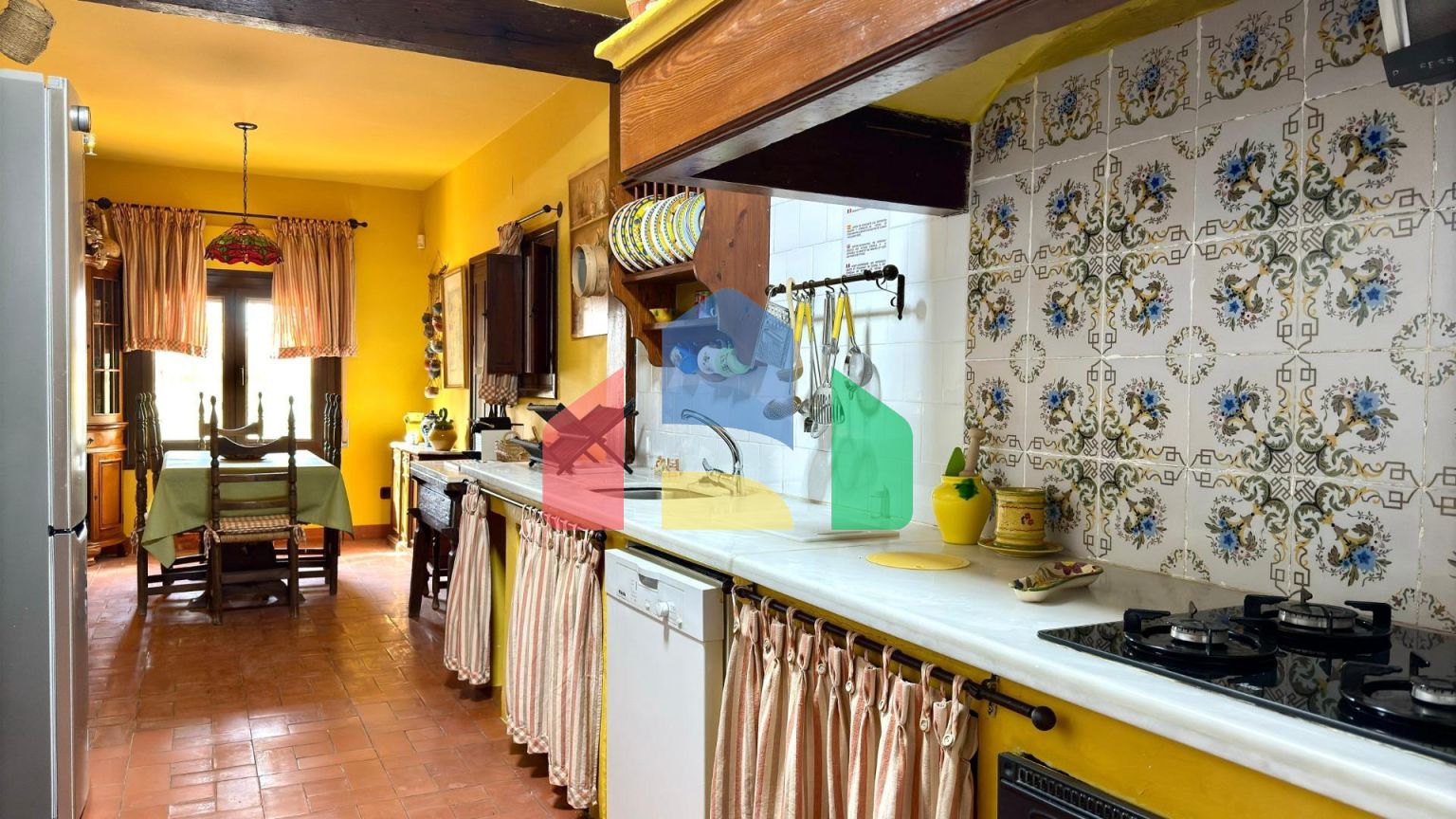 Великолепная вилла с сельскохозяйственным участком площадью 30 000 м и туристической лицензией.