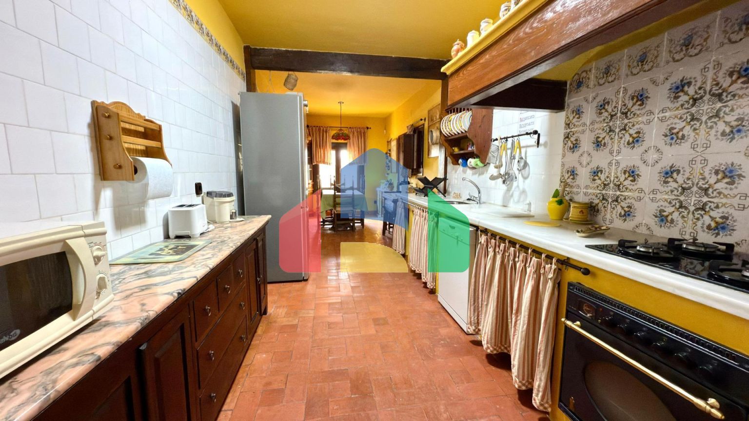 Великолепная вилла с сельскохозяйственным участком площадью 30 000 м и туристической лицензией.