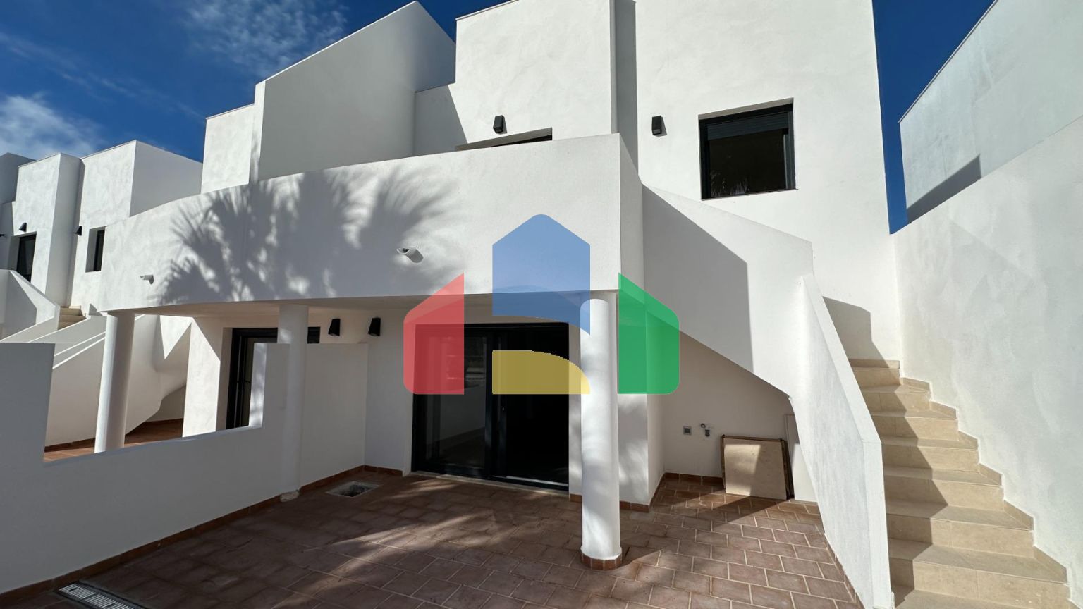 Эксклюзивные таунхаусы в Олива Нова: стиль, комфорт и море всего в 500 м