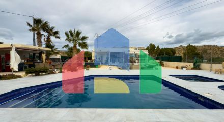 Просторная недавно отремонтированная вилла с участком 3600 м2 и собственным бассейном.
