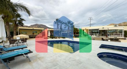 Просторная недавно отремонтированная вилла с участком 3600 м2 и собственным бассейном.