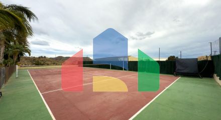 Просторная недавно отремонтированная вилла с участком 3600 м2 и собственным бассейном.