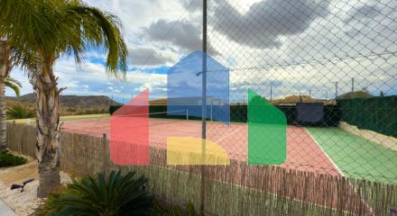 Просторная недавно отремонтированная вилла с участком 3600 м2 и собственным бассейном.