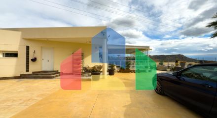 Просторная недавно отремонтированная вилла с участком 3600 м2 и собственным бассейном.
