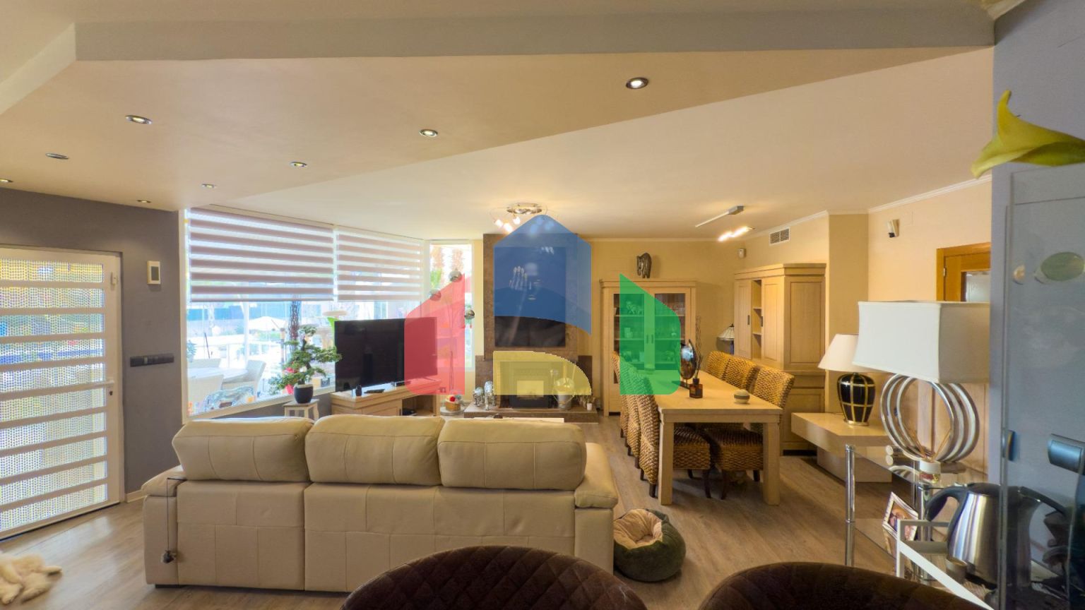 Просторная недавно отремонтированная вилла с участком 3600 м2 и собственным бассейном.