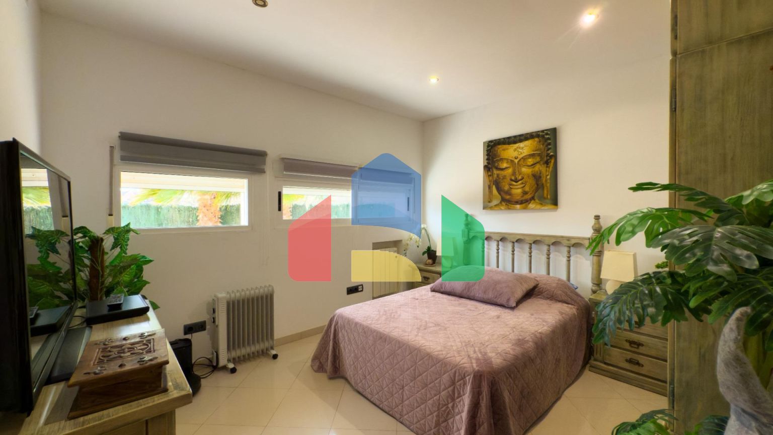 Просторная недавно отремонтированная вилла с участком 3600 м2 и собственным бассейном.