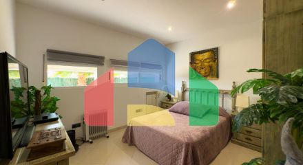 Просторная недавно отремонтированная вилла с участком 3600 м2 и собственным бассейном. Просторная недавно отремонтированная вилла с участком 3600 м2 и собственным бассейном.