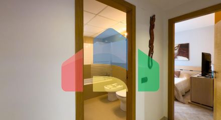 Просторная недавно отремонтированная вилла с участком 3600 м2 и собственным бассейном. Просторная недавно отремонтированная вилла с участком 3600 м2 и собственным бассейном.