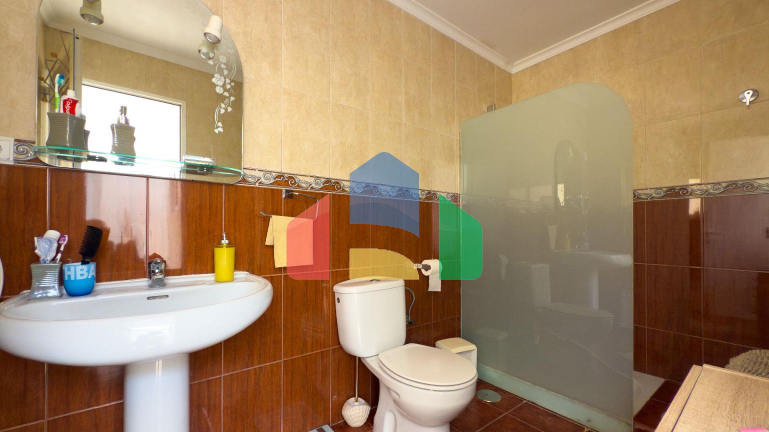 Просторная недавно отремонтированная вилла с участком 3600 м2 и собственным бассейном.