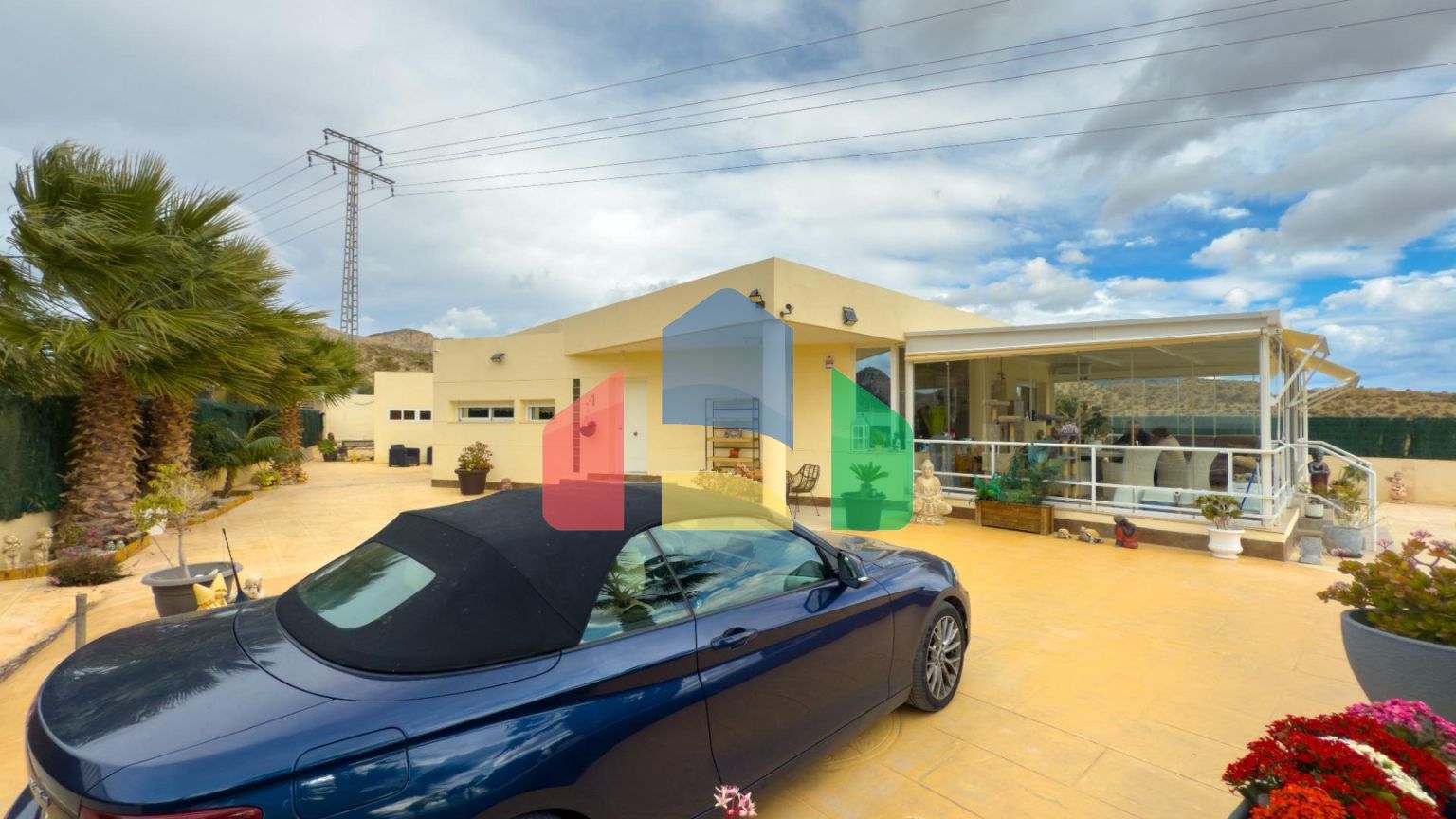 Просторная недавно отремонтированная вилла с участком 3600 м2 и собственным бассейном.