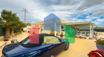 Просторная недавно отремонтированная вилла с участком 3600 м2 и собственным бассейном. Просторная недавно отремонтированная вилла с участком 3600 м2 и собственным бассейном.