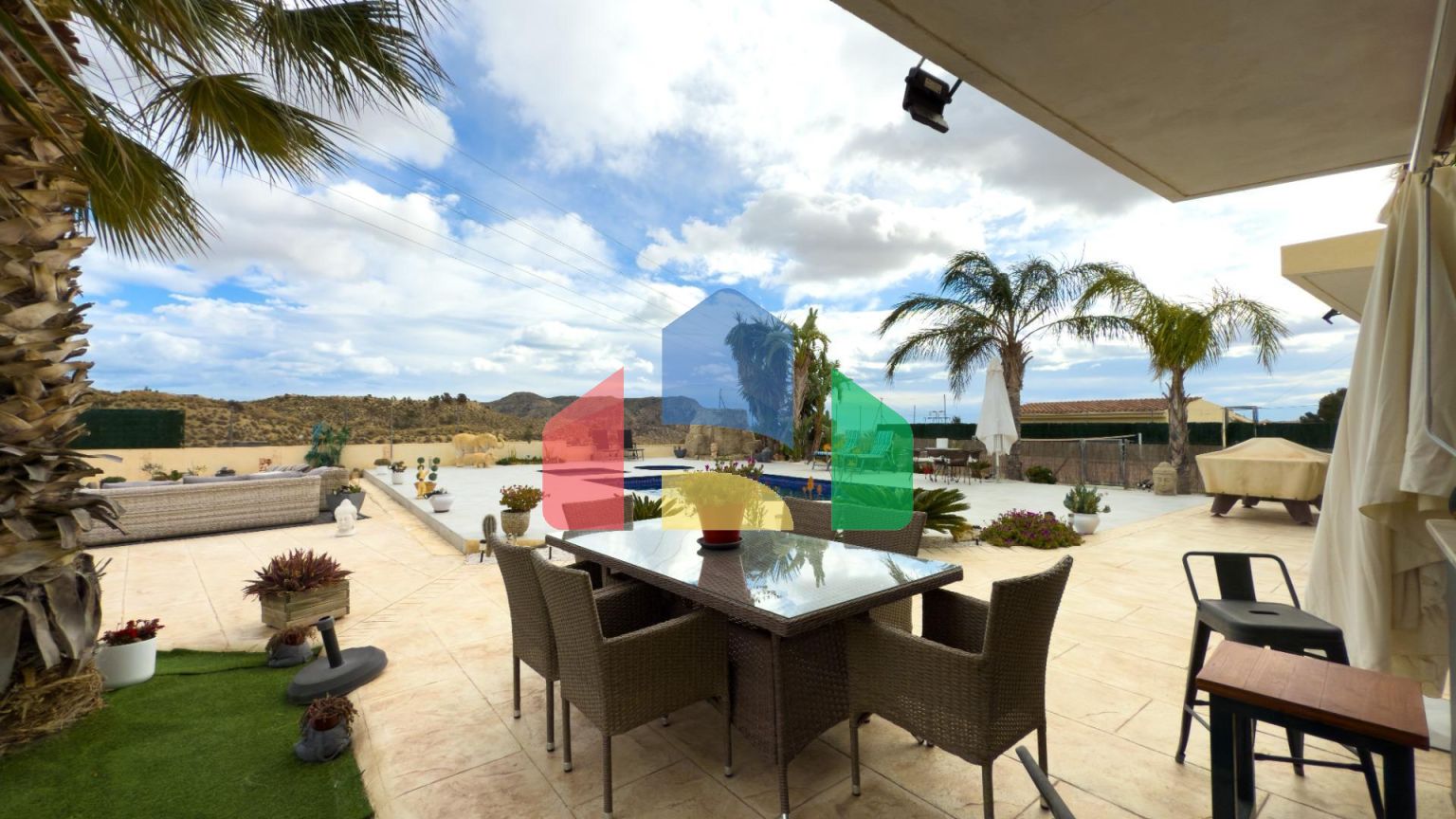 Просторная недавно отремонтированная вилла с участком 3600 м2 и собственным бассейном.