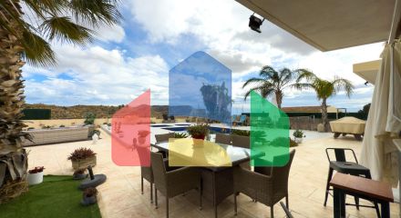 Просторная недавно отремонтированная вилла с участком 3600 м2 и собственным бассейном. Просторная недавно отремонтированная вилла с участком 3600 м2 и собственным бассейном.