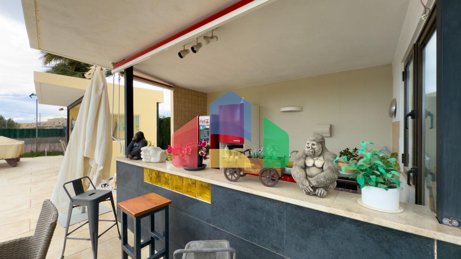 Просторная недавно отремонтированная вилла с участком 3600 м2 и собственным бассейном.