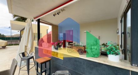 Просторная недавно отремонтированная вилла с участком 3600 м2 и собственным бассейном. Просторная недавно отремонтированная вилла с участком 3600 м2 и собственным бассейном.