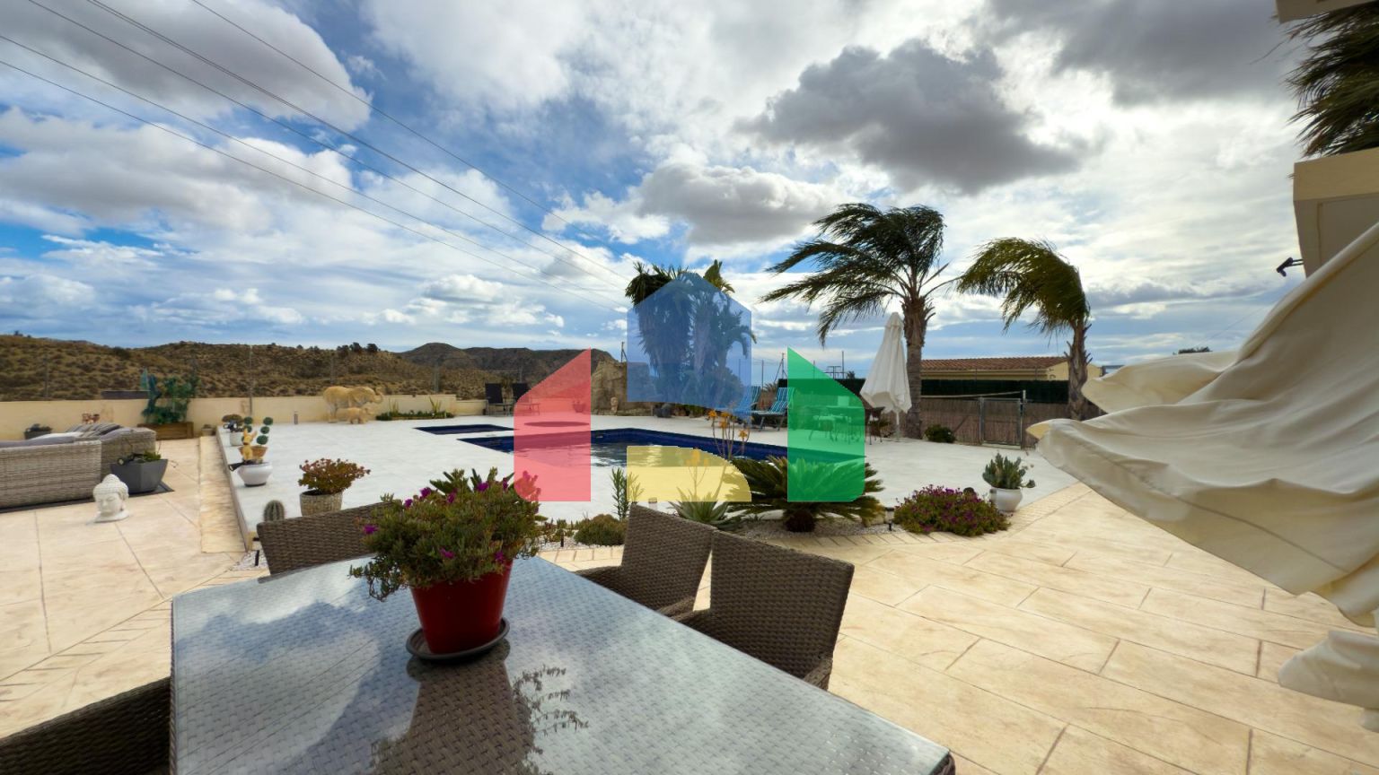 Просторная недавно отремонтированная вилла с участком 3600 м2 и собственным бассейном.