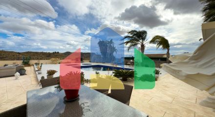 Просторная недавно отремонтированная вилла с участком 3600 м2 и собственным бассейном. Просторная недавно отремонтированная вилла с участком 3600 м2 и собственным бассейном.