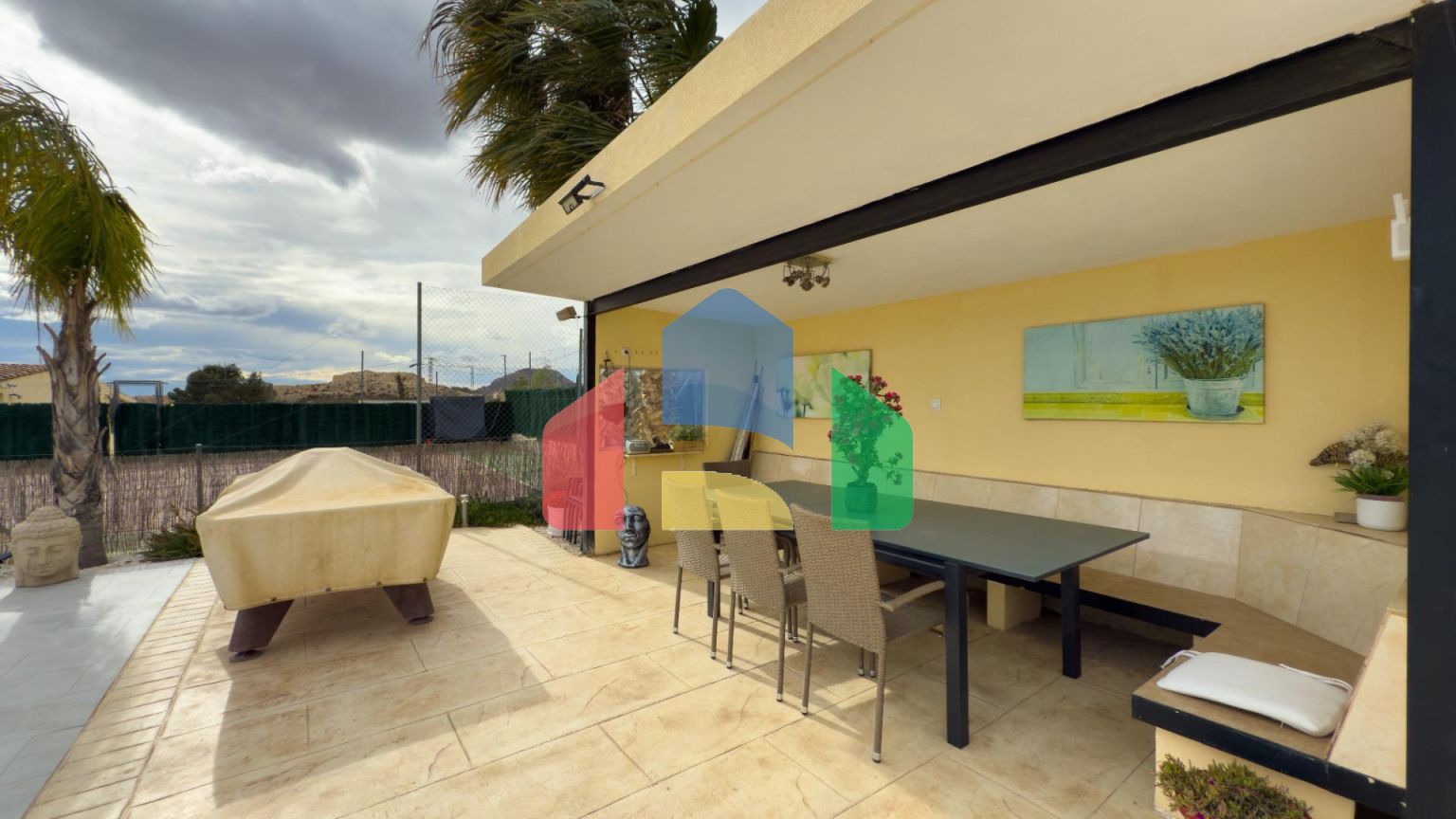 Просторная недавно отремонтированная вилла с участком 3600 м2 и собственным бассейном.