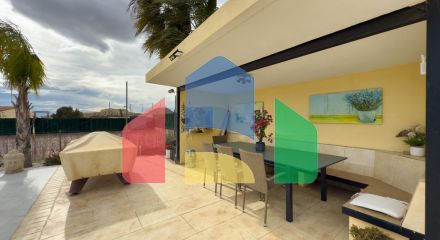 Просторная недавно отремонтированная вилла с участком 3600 м2 и собственным бассейном. Просторная недавно отремонтированная вилла с участком 3600 м2 и собственным бассейном.