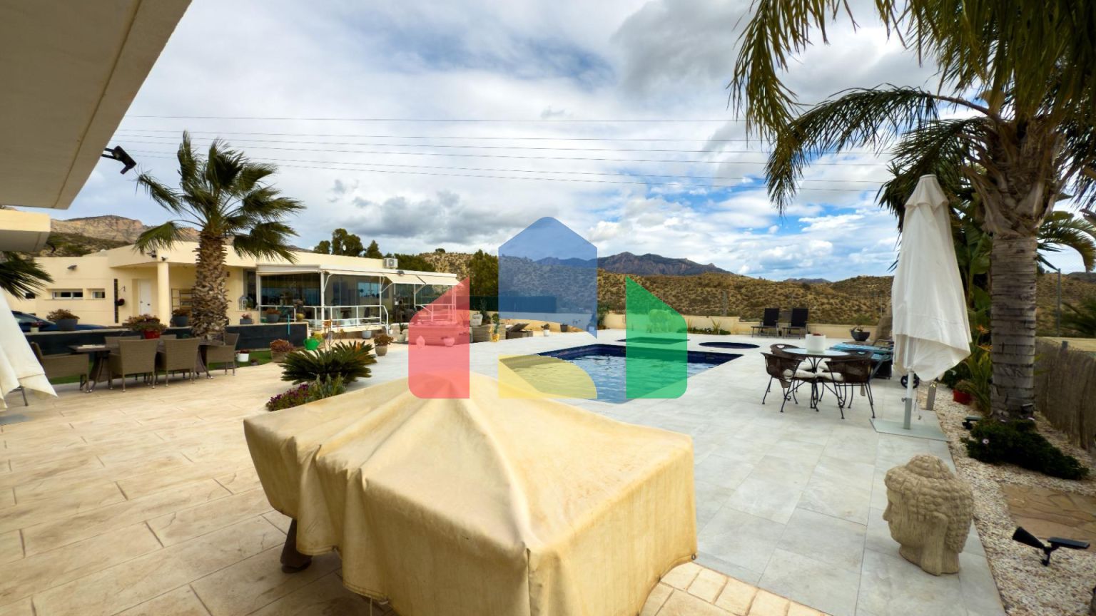 Просторная недавно отремонтированная вилла с участком 3600 м2 и собственным бассейном.