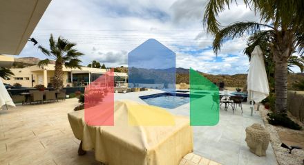 Просторная недавно отремонтированная вилла с участком 3600 м2 и собственным бассейном. Просторная недавно отремонтированная вилла с участком 3600 м2 и собственным бассейном.