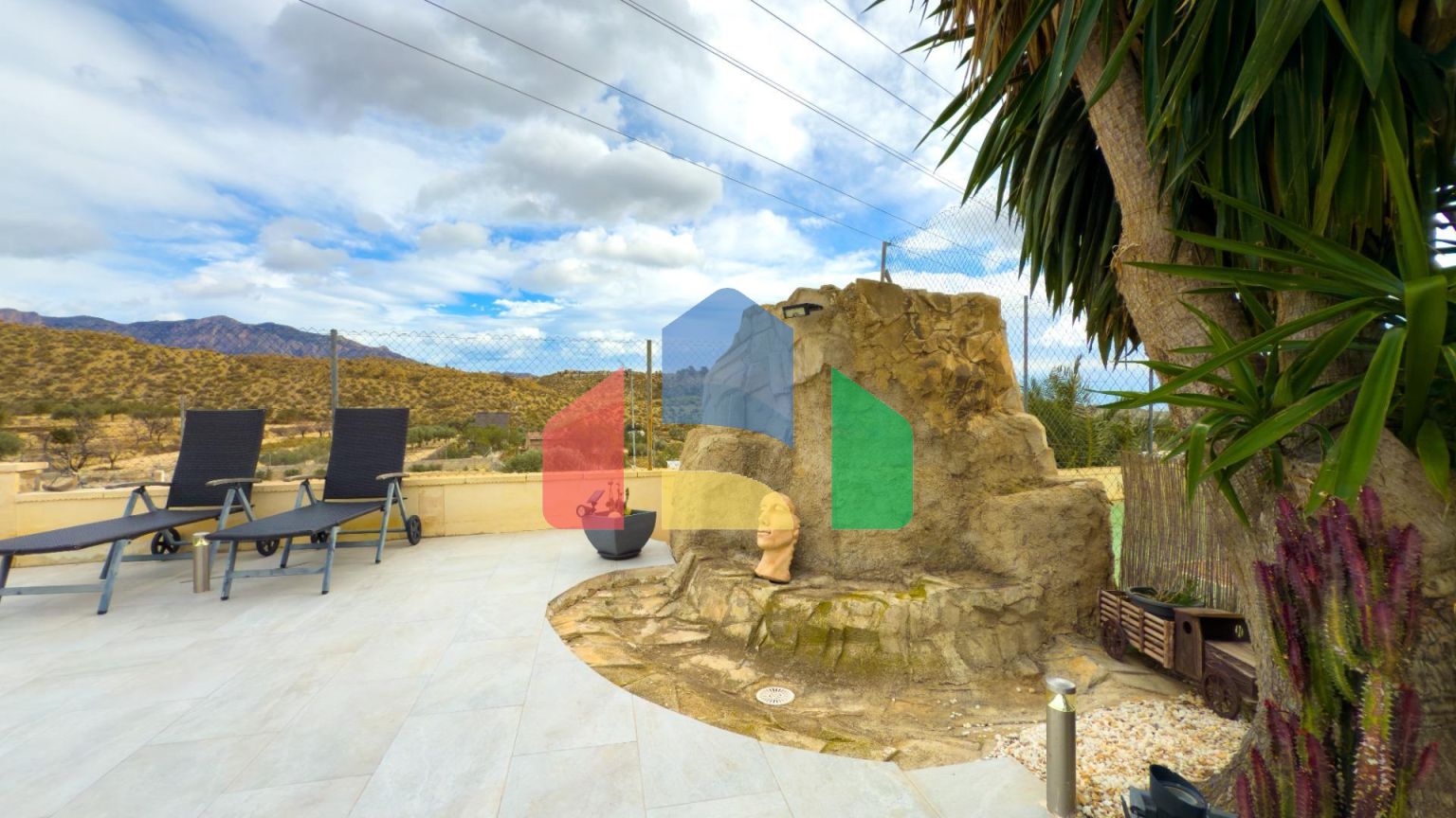 Просторная недавно отремонтированная вилла с участком 3600 м2 и собственным бассейном.