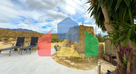 Просторная недавно отремонтированная вилла с участком 3600 м2 и собственным бассейном. Просторная недавно отремонтированная вилла с участком 3600 м2 и собственным бассейном.