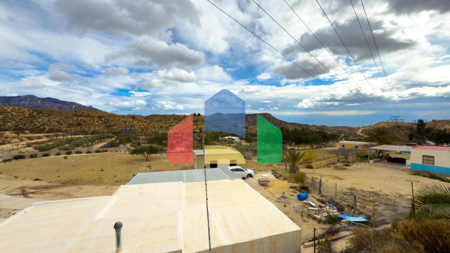 Просторная недавно отремонтированная вилла с участком 3600 м2 и собственным бассейном.