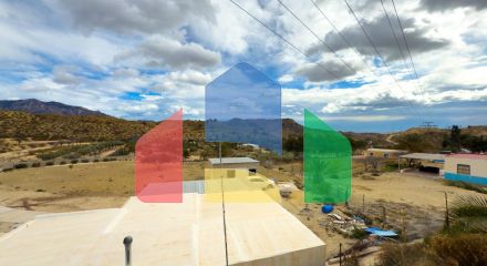 Просторная недавно отремонтированная вилла с участком 3600 м2 и собственным бассейном. Просторная недавно отремонтированная вилла с участком 3600 м2 и собственным бассейном.