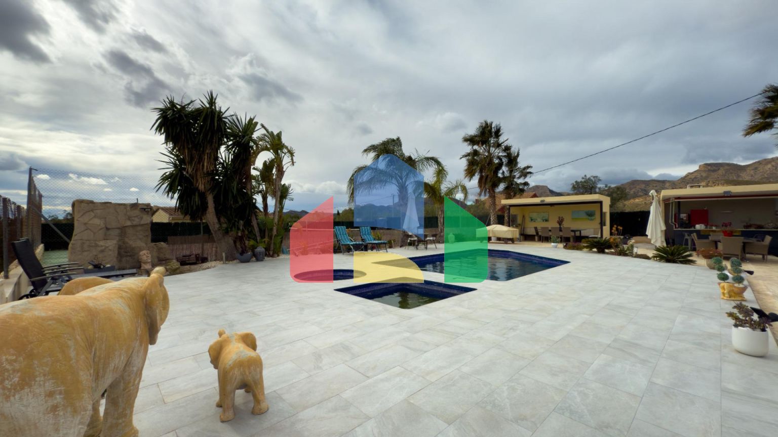 Просторная недавно отремонтированная вилла с участком 3600 м2 и собственным бассейном.