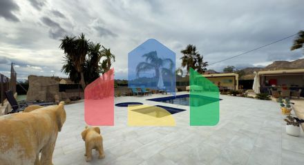 Просторная недавно отремонтированная вилла с участком 3600 м2 и собственным бассейном. Просторная недавно отремонтированная вилла с участком 3600 м2 и собственным бассейном.