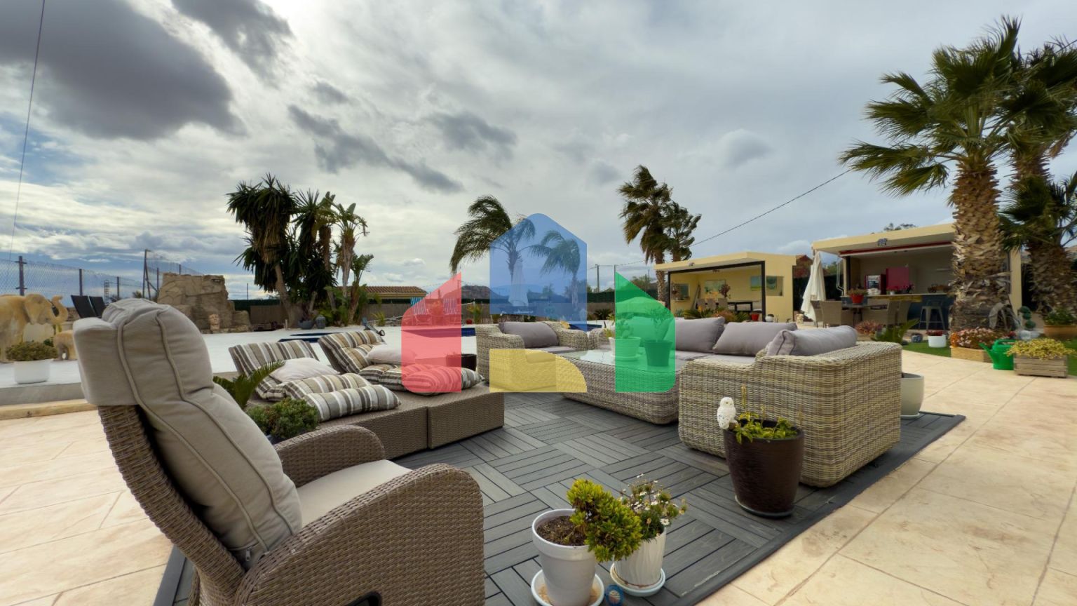 Просторная недавно отремонтированная вилла с участком 3600 м2 и собственным бассейном.