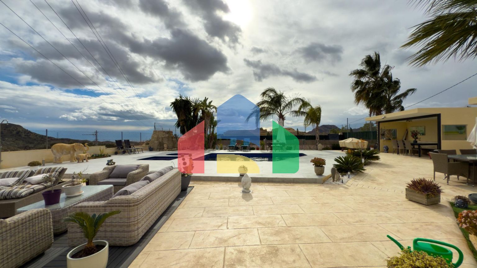 Просторная недавно отремонтированная вилла с участком 3600 м2 и собственным бассейном.