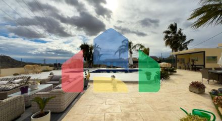 Просторная недавно отремонтированная вилла с участком 3600 м2 и собственным бассейном. Просторная недавно отремонтированная вилла с участком 3600 м2 и собственным бассейном.