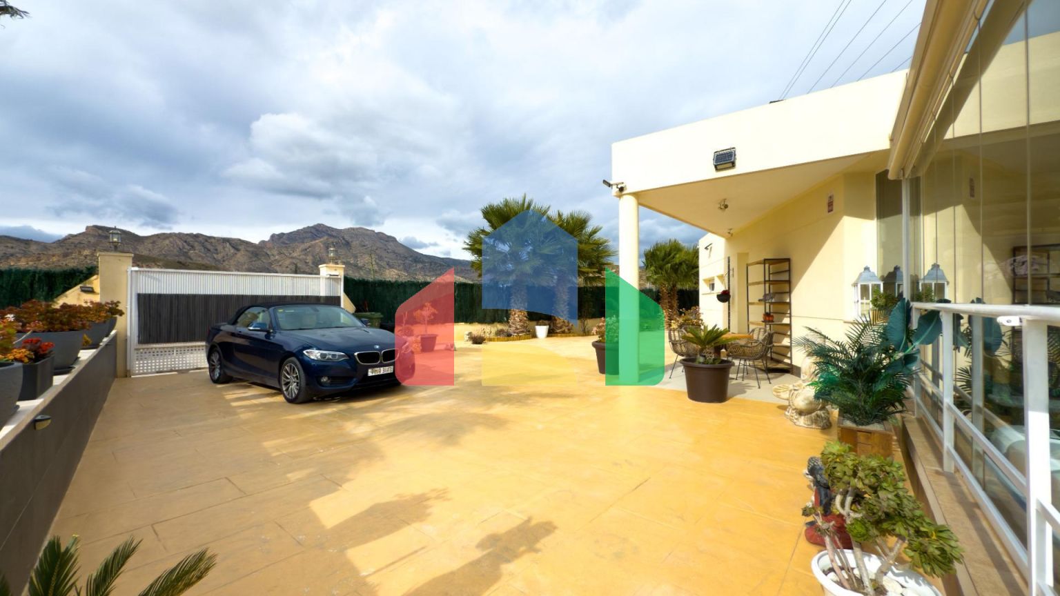 Просторная недавно отремонтированная вилла с участком 3600 м2 и собственным бассейном.