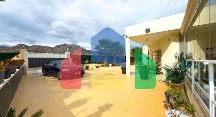 Просторная недавно отремонтированная вилла с участком 3600 м2 и собственным бассейном. Просторная недавно отремонтированная вилла с участком 3600 м2 и собственным бассейном.