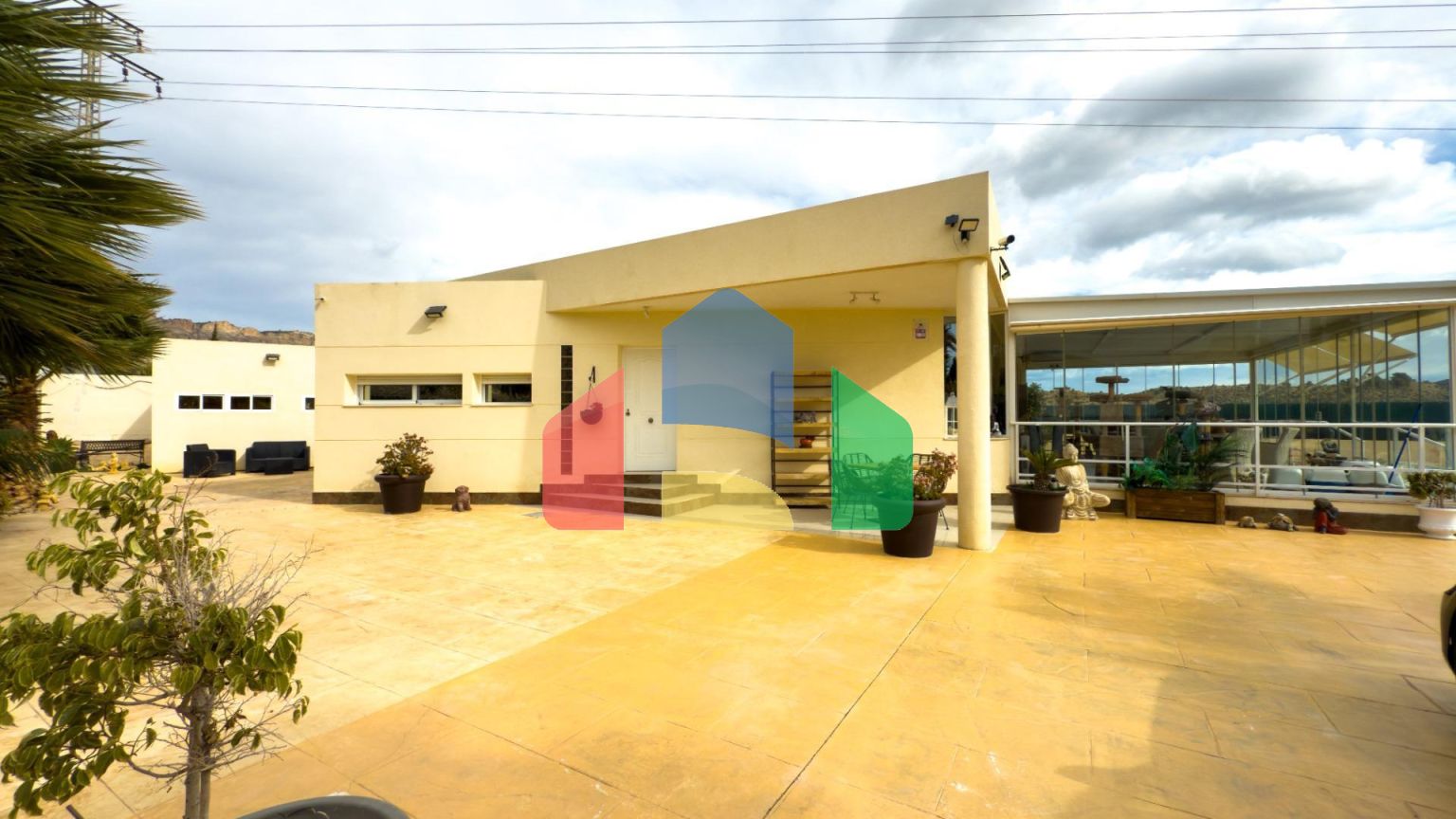 Просторная недавно отремонтированная вилла с участком 3600 м2 и собственным бассейном.