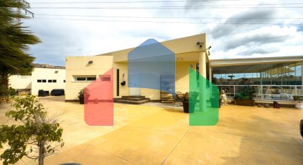 Просторная недавно отремонтированная вилла с участком 3600 м2 и собственным бассейном. Просторная недавно отремонтированная вилла с участком 3600 м2 и собственным бассейном.