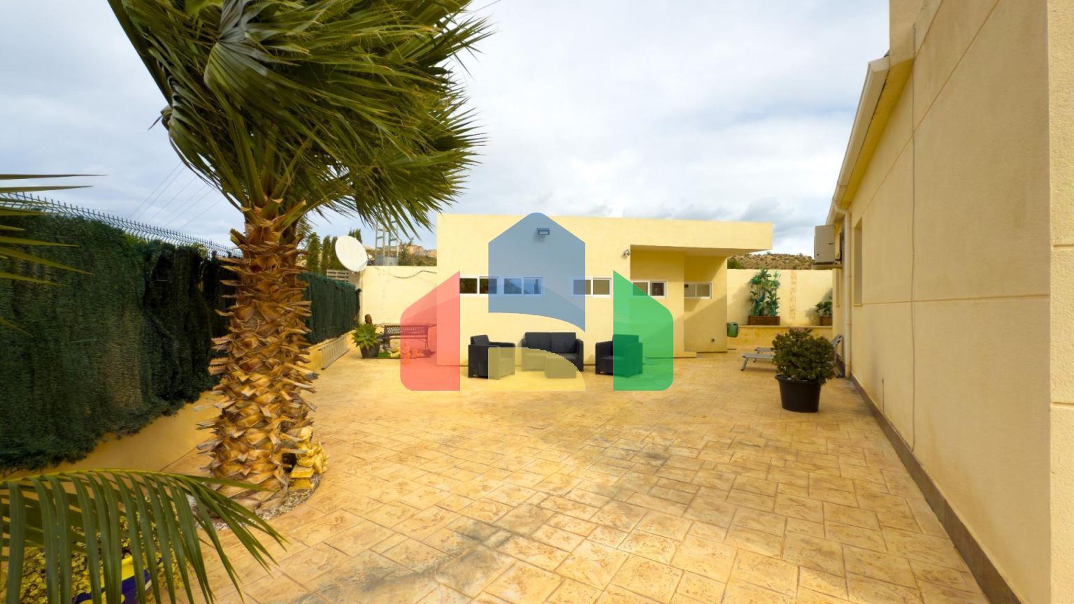 Просторная недавно отремонтированная вилла с участком 3600 м2 и собственным бассейном.