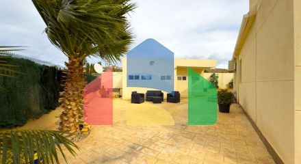 Просторная недавно отремонтированная вилла с участком 3600 м2 и собственным бассейном. Просторная недавно отремонтированная вилла с участком 3600 м2 и собственным бассейном.