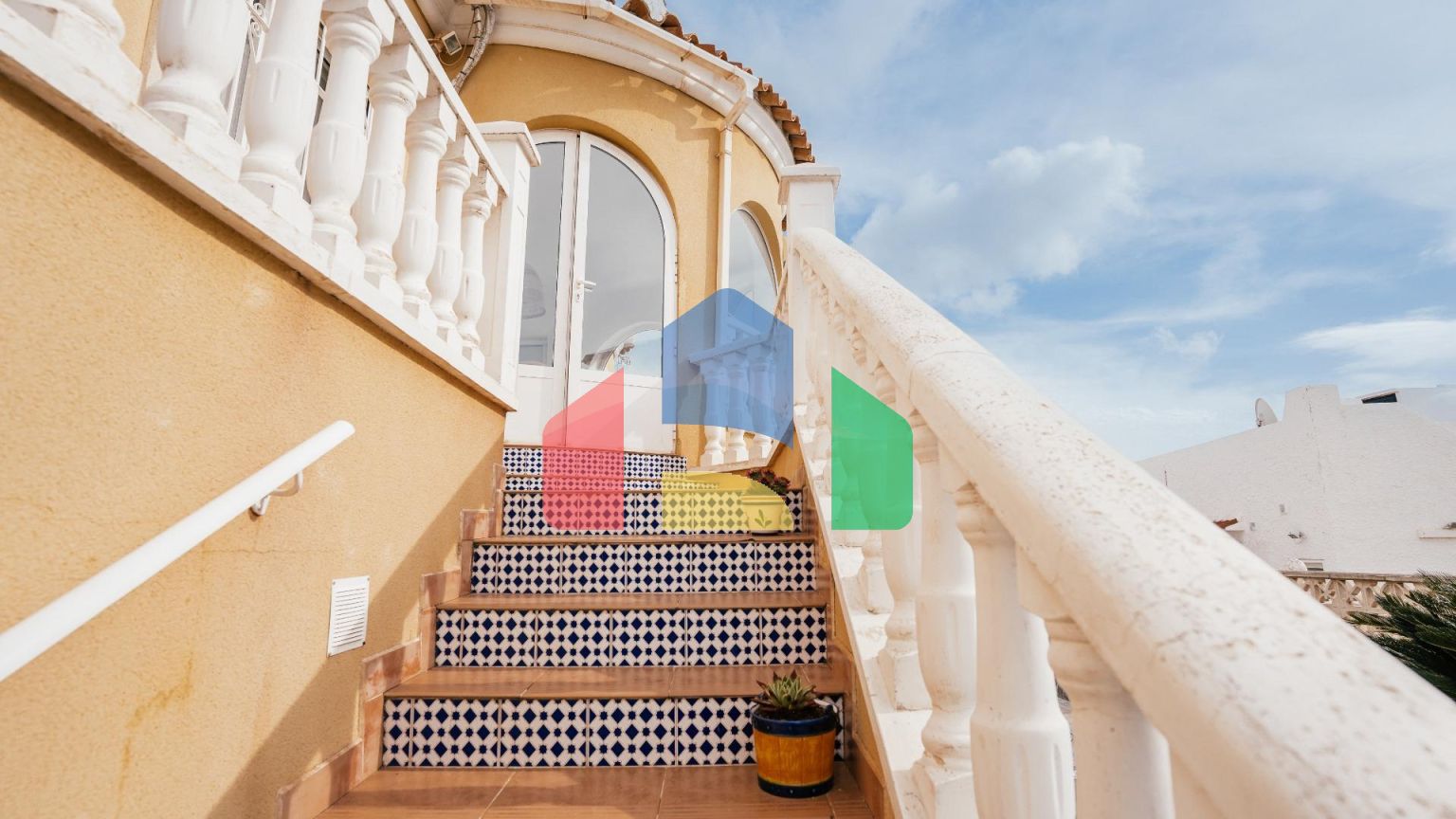 Вилла в испанском стиле в эксклюзивном районе вилл